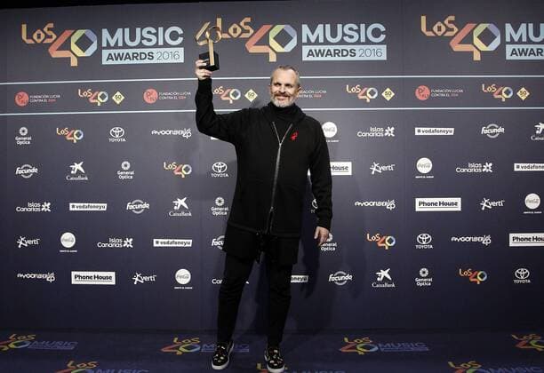 Spanish singer Miguel Bose poses with the Golden Music Award during the gala anniversary of the 50th years of the Radio Channel 40 Principales held at Sant Jordi Palace of Barcelona, Catalonia, Spain on 01 December 2016. Gala anniversary of the 50th years of the Radio Channel 40 !ACHTUNG: NUR REDAKTIONELLE NUTZUNG!  20161201-636162250545995622