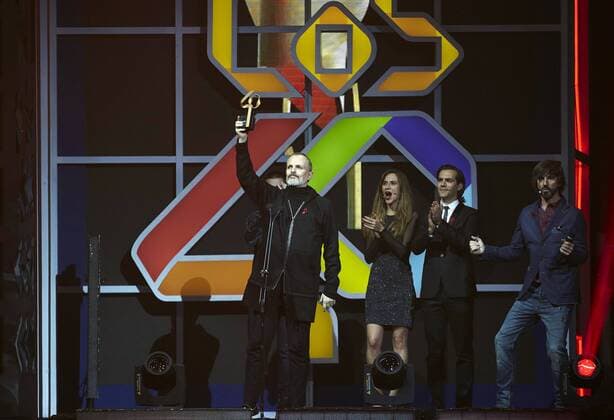 Spanish singer Miguel Bose (L) receives the Golden Music Award during the gala anniversary of the 50th years of the Radio Channel 40 Principales held at Sant Jordi Palace of Barcelona, Catalonia, Spain on 01 December 2016. Gala anniversary of the 50th years of the Radio Channel 40 !ACHTUNG: NUR REDAKTIONELLE NUTZUNG!  20161201-636162264547788720