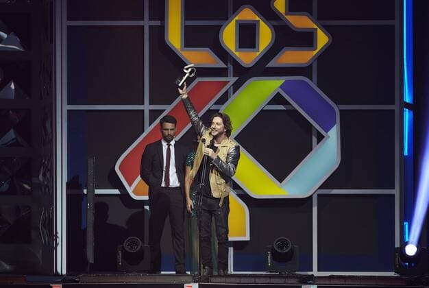 Spanish singer Manu Carrasco receives the Best Year Tour Award during the gala anniversary of the 50th years of the Radio Channel 40 Principales held at Sant Jordi Palace of Barcelona, Catalonia, Spain on 01 December 2016. Gala anniversary of the 50th years of the Radio Channel 40 !ACHTUNG: NUR REDAKTIONELLE NUTZUNG!  20161201-636162264629528528