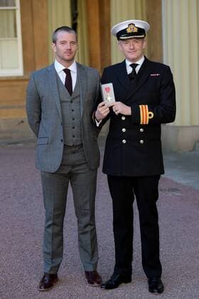 . 29 11 2016. London, United Kingdom. investiture at Buckingham Palace. Buckingham Palace. Surgeon Commander Matthew Turner, Royal Navy, receives an OBE, with his husband Daniel Wooding, at an investiture at Buckingham Palace, London, UK. 29 11 2016.  xi-Imagesx xPoolx IIM-13945-0007