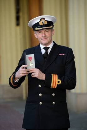 . 29 11 2016. London, United Kingdom. investiture at Buckingham Palace. Buckingham Palace. Surgeon Commander Matthew Turner, Royal Navy, receives an OBE at an investiture at Buckingham Palace, London, UK. 29 11 2016.  xi-Imagesx xPoolx IIM-13945-0009