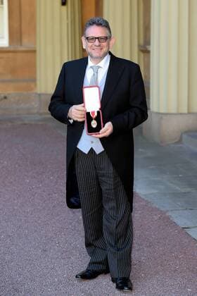 . 29 11 2016. London, United Kingdom. investiture at Buckingham Palace. Buckingham Palace. Lucian Grainge, Chairman and Chief Executive of Universal Music Group, receives a knighthood at an investiture for services to British business and inward investment at Buckingham Palace, London, UK. 29 11 2016.  xi-Imagesx xPoolx IIM-13945-0010