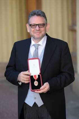 . 29 11 2016. London, United Kingdom. investiture at Buckingham Palace. Buckingham Palace. Lucian Grainge, Chairman and Chief Executive of Universal Music Group, receives a knighthood at an investiture for services to British business and inward investment at Buckingham Palace, London, UK. 29 11 2016.  xi-Imagesx xPoolx IIM-13945-0011