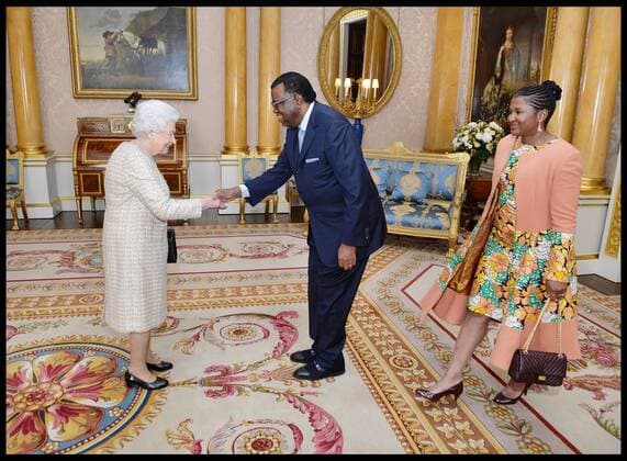 . 01 12 2016. London, United Kingdom. Audience at Buckingham Palace. Buckingham Palace. Queen Elizabeth II meets the President of Nambia Hage Geingob and his wife Monica, during a private audience at Buckingham Palace, London  xi-Imagesx xPoolx IIM-13948-0004