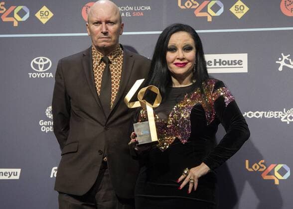 Members of the music duet Fangoria Nacho Canut (L) and Olvido Gara Alaska pose with their Golden Award during the gala Los 40 Music Awards at Palau Sant Jordi in Barcelona, Catalonia, Spain, 01 December 2016. LOS 40 MUSIC AWARDS !ACHTUNG: NUR REDAKTIONELLE NUTZUNG!  BCN001 20161201-636162331958175125