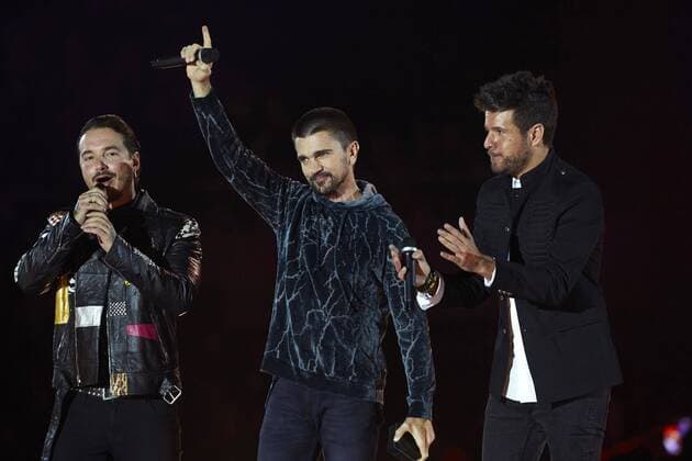 Colimbian singer and songwriter Juanes (C) accompanied by Spanish singer Pablo Lopez (L) and Colombian singer J. Balvin, after receiving the Golden Award during the 50th anniversary of the music radio station Los 40 and of the first list los 40 Principales at Palau Sant Jordi in Barcelona, Catalonia, Spain, 01 December 2016. EFE Alejandro Garcia 50TH ANNIVERSARY OF THE RADIO STATION 40 PRINCIPALES !ACHTUNG: NUR REDAKTIONELLE NUTZUNG!  BCN001 20161201-636162334441146877