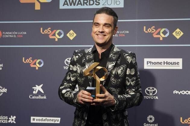 British singer and songwriter Robbie Williams poses with his Golden Award during the gala Los 40 Music Awards at Palau Sant Jordi in Barcelona, Catalonia, Spain, 01 December 2016. LOS 40 MUSIC AWARDS !ACHTUNG: NUR REDAKTIONELLE NUTZUNG!  BCN001 20161202-636162343360976371