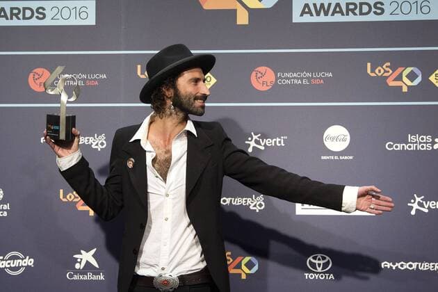 Spanish singer and songwriter Jose Miguel Conejo Leiva poses with his Best Artist of the Year award during the gala Los 40 Music Awards at Palau Sant Jordi in Barcelona, Catalonia, Spain, 01 December 2016. LOS 40 MUSIC AWARDS !ACHTUNG: NUR REDAKTIONELLE NUTZUNG!  BCN001 20161202-636162344638000557