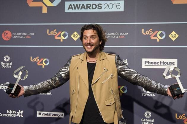 Spanish singer and musician Manu Carrasco poses with his awards during the gala Los 40 Music Awards at Palau Sant Jordi in Barcelona, Catalonia, Spain, 01 December 2016. LOS 40 MUSIC AWARDS !ACHTUNG: NUR REDAKTIONELLE NUTZUNG!  BCN001 20161202-636162344668732754