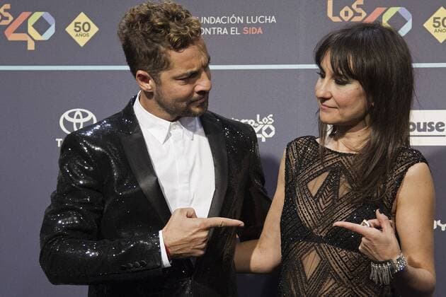 Spanish singers David Bisbal (L) and Eva Amaral pose during the gala Los 40 Music Awards at Palau Sant Jordi in Barcelona, Catalonia, Spain, 01 December 2016. LOS 40 MUSIC AWARDS !ACHTUNG: NUR REDAKTIONELLE NUTZUNG!  BCN001 20161202-636162345333453015