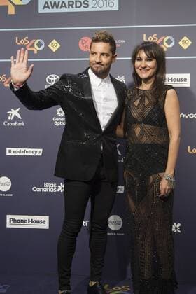 Spanish singers David Bisbal (L) and Eva Amaral pose during the gala Los 40 Music Awards at Palau Sant Jordi in Barcelona, Catalonia, Spain, 01 December 2016. LOS 40 MUSIC AWARDS !ACHTUNG: NUR REDAKTIONELLE NUTZUNG!  BCN001 20161202-636162345945912941