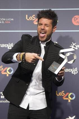 Spanish singers and musician Pablo Lopez poses with his Best song of the year award during the gala Los 40 Music Awards at Palau Sant Jordi in Barcelona, Catalonia, Spain, 01 December 2016. LOS 40 MUSIC AWARDS !ACHTUNG: NUR REDAKTIONELLE NUTZUNG!  BCN001 20161202-636162345975397130