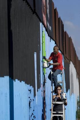 Aktivisten bemalen Grenzzaun zwischen Mexiko und den USA Volunteers paint murals on the fence that marks the boundary on the US border And Mexico, during the first day of this project in Tijuana, Mexico, 01 December 2016. A group of artists launched an unprecedented project under which hundreds of volunteers from around the world will unite to color more than two thousand linear meters of the border wall between Mexico and the United States.EFE David Maung BROTHERHOOD MURAL PAINTED ALONG THE BORDER WALL !ACHTUNG: NUR REDAKTIONELLE NUTZUNG!  TIJ12 20161202-636162506449319947