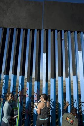Aktivisten bemalen Grenzzaun zwischen Mexiko und den USA Volunteers paint murals on the fence that marks the boundary on the US border And Mexico, during the first day of this project in Tijuana, Mexico, 01 December 2016. A group of artists launched an unprecedented project under which hundreds of volunteers from around the world will unite to color more than two thousand linear meters of the border wall between Mexico and the United States. EFE David Maung BROTHERHOOD MURAL PAINTED ALONG THE BORDER WALL !ACHTUNG: NUR REDAKTIONELLE NUTZUNG!  TIJ18 20161202-636162507104836149