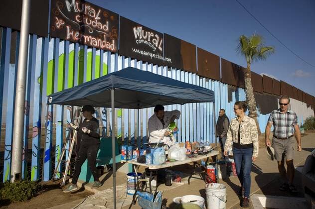 Aktivisten bemalen Grenzzaun zwischen Mexiko und den USA Tourists observe volunteers that paint murals on the fence that marks the boundary on the US border And Mexico, during the first day of this project in Tijuana, Mexico, 01 December 2016. A group of artists launched an unprecedented project under which hundreds of volunteers from around the world will unite to color more than two thousand linear meters of the border wall between Mexico and the United States. EFE David Maung BROTHERHOOD MURAL PAINTED ALONG THE BORDER WALL !ACHTUNG: NUR REDAKTIONELLE NUTZUNG!  TIJ19 20161202-636162507726812136