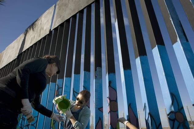 Aktivisten bemalen Grenzzaun zwischen Mexiko und den USA Volunteers paint murals on the fence that marks the boundary on the US border And Mexico, during the first day of this project in Tijuana, Mexico, 01 December 2016. A group of artists launched an unprecedented project under which hundreds of volunteers from around the world will unite to color more than two thousand linear meters of the border wall between Mexico and the United States. EFE David Maung BROTHERHOOD MURAL PAINTED ALONG THE BORDER WALL !ACHTUNG: NUR REDAKTIONELLE NUTZUNG!  TIJ15 20161202-636162507086584032