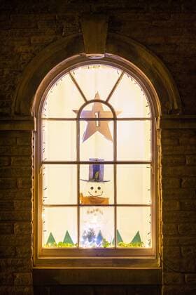 Adventskalender-Fenster im englischen Saltaire December 1, 2016 - Saltaire, Yorkshire, UK - Saltaire UK. The first of this years Advent windows have opened in the World Heritage village of Saltaire in Yorkshire. Each year windows in Saltaire homes are illuminated with a festive scene with one scene being opened daily from the 1st of December until the 24th of December. Saltaire UK  - ZUMAl94_ 20161201_zaf_l94_062
