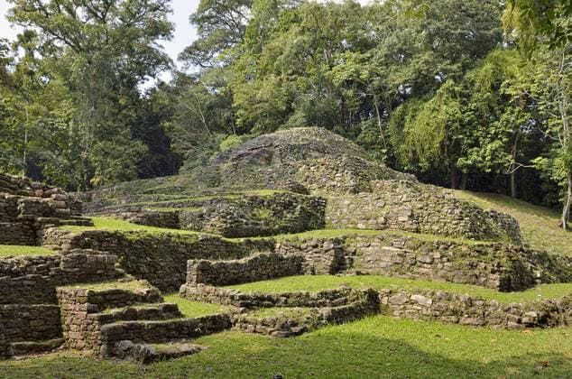 Estructura 16, historische Mayastadt und Ausgrabungsstätte Yaxchilan, Regenwald, Rio Usumacinta, Mexiko, Mittelamerika Copyright: imageBROKER/HorstxMahr iblhmw04417096.jpg