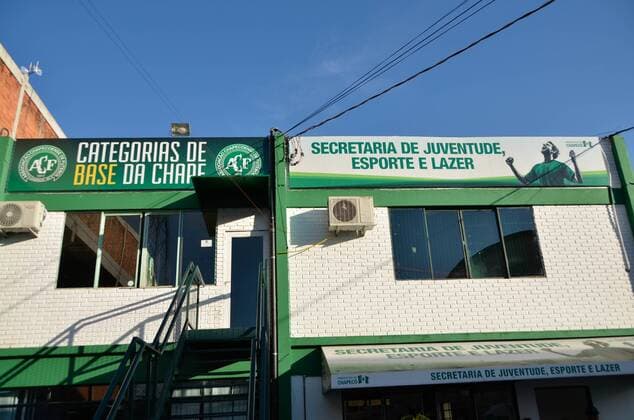 Fußball, Flugzeugabsturz Chapecoense, Vorbereitungen für Trauerfeier in Chapeco CHAPECO, SC - 02.12.2016: TRAGEDY WITH CHAPECOENSE - Tributes Arena Conda in Chapeco after the tragedy Chapecoense. x1238176x  NelsonxAndrade