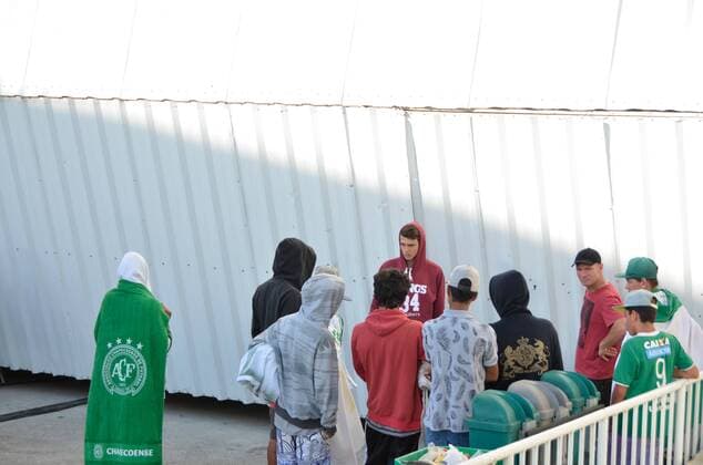 Fußball, Flugzeugabsturz Chapecoense, Vorbereitungen für Trauerfeier in Chapeco CHAPECO, SC - 02.12.2016: TRAGEDY WITH CHAPECOENSE - Fans that made waking waking up in the Arena Conda in Chapeco after the tragedy Chapecoense. x1238177x  NelsonxAndrade