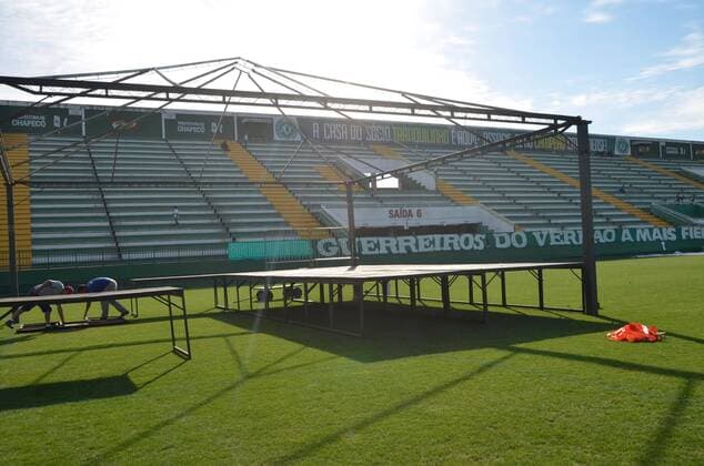 Fußball, Flugzeugabsturz Chapecoense, Vorbereitungen für Trauerfeier in Chapeco CHAPECO, SC - 02.12.2016: TRAGEDY WITH CHAPECOENSE - Preparations for the funeral in the Arena Conda in Chapeco after the tragedy Chapecoense. x1238185x  NelsonxAndrade