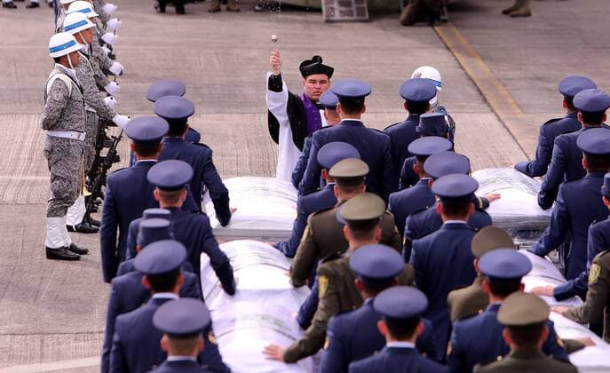 Fußball, Flugzeugabsturz Chapecoense, Überführung der Opfer A priest blesses the coffins of the 64 Brazilian victims of the plane in which Chapecoense soccer team s players and managers travelled to Colombia in order to play the final of the Copa Sudamericana, at the military air base of Rionegro in Antioquia, Colombia, 02 December 2016. A tribute will be payed by the Colombian Air Force before the repatriation of the bodies to Brazil. EFE Mauricio Duenas Castaneda TRIBUTE TO CHAPECOENSE S VICTIMS BEFORE REPATRIATION !ACHTUNG: NUR REDAKTIONELLE NUTZUNG!  RIO001 20161202-636163149382681864