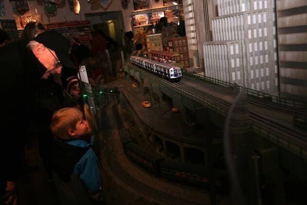 Modelleisenbahnausstellung in New York December 2, 2016 - New York, NY, US - The New York City Transit MuseumÃ¢â‚¬â„¢s annual model train exhibit, courtesy of the model train company Lionel is celebrating the museumÃ¢â‚¬â„¢s 40th anniversary and features a 34-foot, multi-level exhibition that includes subterranean platforms below a model of Grand Central station and against well known landmark buildings. New York US - ZUMAl135 20161202_zap_l135_001