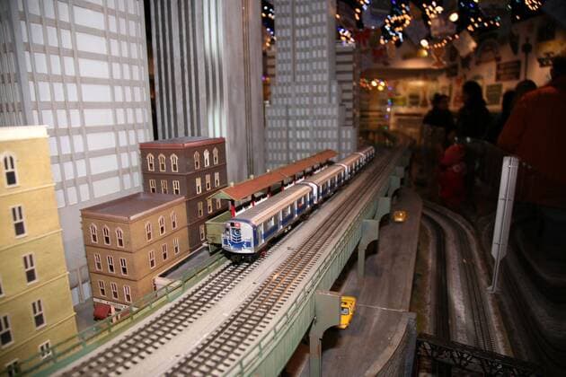 Modelleisenbahnausstellung in New York December 2, 2016 - New York, NY, US - The New York City Transit MuseumÃ¢â‚¬â„¢s annual model train exhibit, courtesy of the model train company Lionel is celebrating the museumÃ¢â‚¬â„¢s 40th anniversary and features a 34-foot, multi-level exhibition that includes subterranean platforms below a model of Grand Central station and against well known landmark buildings. New York US - ZUMAl135 20161202_zap_l135_006
