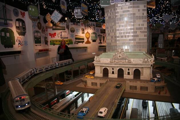 Modelleisenbahnausstellung in New York December 2, 2016 - New York, NY, US - The New York City Transit MuseumÃ¢â‚¬â„¢s annual model train exhibit, courtesy of the model train company Lionel is celebrating the museumÃ¢â‚¬â„¢s 40th anniversary and features a 34-foot, multi-level exhibition that includes subterranean platforms below a model of Grand Central station and against well known landmark buildings. New York US - ZUMAl135 20161202_zap_l135_009