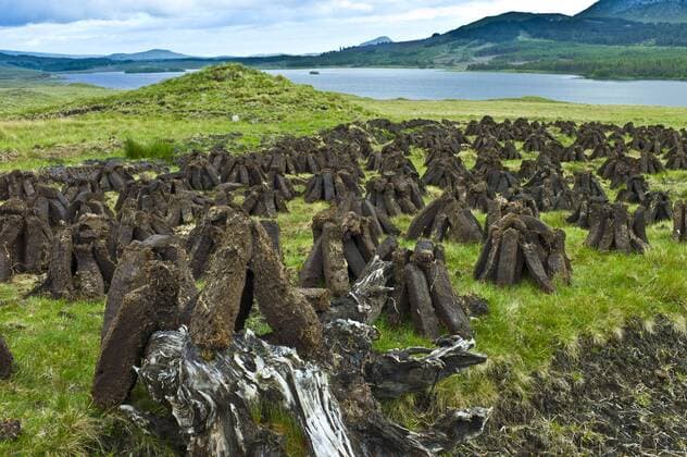 IMAGO Nature: Unsere Erde, Energiequellen, Torf Stacks of turf, in process called footing, drying on peat bog, by Lough Inagh near Recess in Connemara, County Galway, Ireland Copyright: TimxGraham 1161-6778