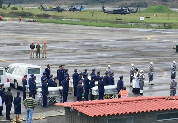 Fußball, Flugzeugabsturz Chapecoense, Überführung der Opfer (161203) -- MEDELLIN, Dec 3, 2016 -- Coffins of the Chapecoense players and coaches killed Monday in a plane crash are seen before being loaded onto aircraft of Brazilian Air Force at the Rionegro Military Base in the outskirts of Medellin, Colombia, on Dec. 2, 2016. Their funeral will be held on Saturday on the grass of Arena Conda, Chapecoense s home ground in Brazilian southern city of Chapeco. COLPRENSA) (djj) MANDATORY CREDIT NO ARCHIVE-NO SALES EDITORIAL USE ONLY COLOMBIA OUT MADE QUALITY AVAILABLE COLOMBIA-MEDELLIN-BRAZIL-AIRPLANE CRASH e COLPRENSA 
