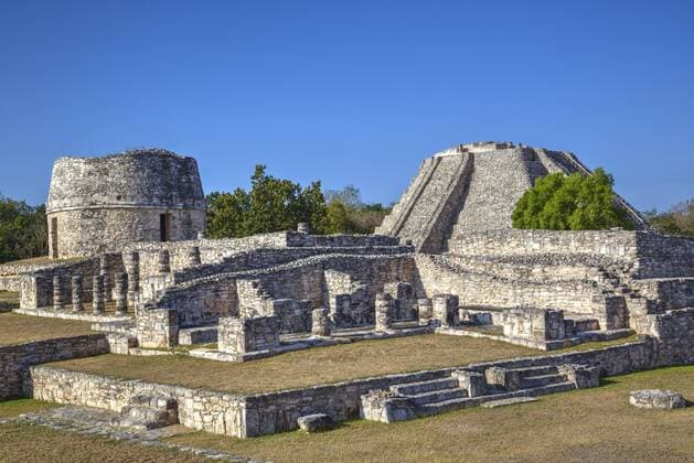 Overview, Round Temple to left at the back, and Castillo de Kukulcan to the right, Mayapan, Mayan archaeological site, Yucatan, Mexico, North America Copyright: RichardxMaschmeyer 801-1487