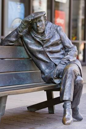 Life-sized bronze statue of Glenn Gould the pianist, by Ruth Abernethy, sitting on a park bench outside the CBC Building in downtown Toronto, Toronto, Ontario, Canada, North America Copyright: StuartxDee 821-169