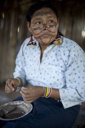 IMAGO Nature: Unsere Erde, Naturschutz, Indigene V?lker An Achuar woman making a pinink, a traditional bowl for drinking chicha, Amazon, Ecuador, South America Copyright: JamesxMorgan 824-104