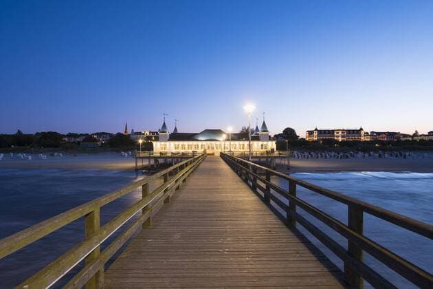  Seebrücke Ahlbeck bei Abenddämmerung, Seeheilbad Ahlbeck, Heringsdorf, Usedom, Ostsee, Mecklenburg-Vorpommern, Deutschland, Europa Copyright: imageBROKER/MartinxSiepmann ibxman04443651.jpg
