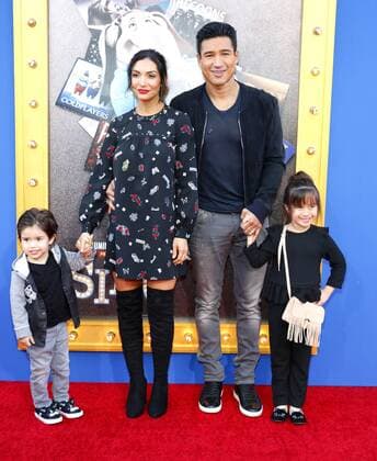 Mario Lopez mit seiner Ehefrau Courtney Laine Mazza und seinen Kindern Gia Francesca und Dominic bei der Sing Film Premiere am 3.12.2016 in Los Angeles Sing Filmpremiere in Los Angeles, 2016 