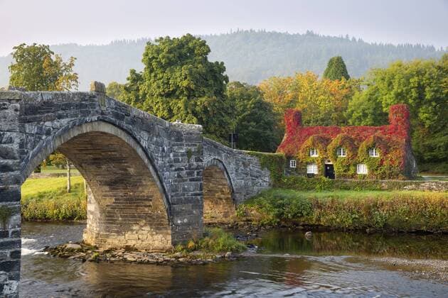 Tu Hwnt i r Bont tearoom and Pont Fawr (Big Bridge) in autumn, Llanrwst, Snowdonia, Conwy, Wales, United Kingdom, Europe Copyright: StuartxBlack Editorial Use Only 846-2185