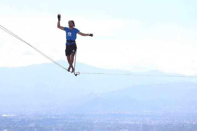 Bilder des Tages Slackliner Alexander Schulz in Mexiko City in Aktion December 4, 2016 - Mexico - EUM20161204DEP01.JPG.CIUDAD DE MEXICO Highline Cuerda-Equilibrista Schulz.- El equilibrista aleman Alexander Schulz camina sobre una cuerda del edificio Torre Bancomer al edificio Torre Reforma este domingo 4 de diciembre de 2016 para batir un nuevo record mundial de highline a 230 metros de altura. Foto: Agencia EL UNIVERSAL EVZ Mexico  - ZUMAu78_ 20161204_zaf_u78_021