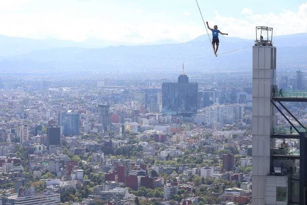 Slackliner Alexander Schulz in Mexiko City in Aktion December 4, 2016 - Mexico - EUM20161204DEP03.JPG.CIUDAD DE MEXICO Highline Cuerda-Equilibrista Schulz.- El equilibrista aleman Alexander Schulz camina sobre una cuerda del edificio Torre Bancomer al edificio Torre Reforma este domingo 4 de diciembre de 2016 para batir un nuevo record mundial de highline a 230 metros de altura. Foto: Agencia EL UNIVERSAL EVZ Mexico  - ZUMAu78_ 20161204_zaf_u78_022