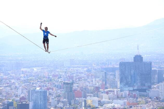 Slackliner Alexander Schulz in Mexiko City in Aktion December 4, 2016 - Mexico - EUM20161204DEP05.JPG.CIUDAD DE MEXICO Highline Cuerda-Equilibrista Schulz.- El equilibrista aleman Alexander Schulz camina sobre una cuerda del edificio Torre Bancomer al edificio Torre Reforma este domingo 4 de diciembre de 2016 para batir un nuevo record mundial de highline a 230 metros de altura. Foto: Agencia EL UNIVERSAL EVZ Mexico  - ZUMAu78_ 20161204_zaf_u78_024