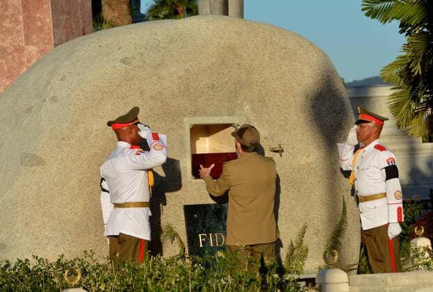 RESENT WITH BETTER QUALITY Cuban president Raul Castro (C) places the ashes of his brother and Cuban leader Fidel Castro in his tomb at Santa Ifigenia cemetery in Santiago de Cuba (Cuba), 04 December 2016. Castro s ashes will be buried in a private ceremony on 04 December in the named cemetery, known for holding the remains of revolutionary heroes, like those who died fighting alongside Castro in the leader s first insurgency battle in 1953. EFE Marcelino Vazquez Cuban leader Fidel Castro remains arrive at Santa Ifigenia cemetery !ACHTUNG: NUR REDAKTIONELLE NUTZUNG!  HAB101 20161204-636164876898757761