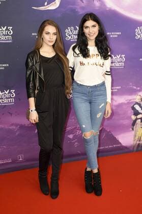Lisa-Marie Schiffner und Ana Lisa Kohler bei der Premiere des Kinofilms Vampirschwestern 3 - Reise nach Transsilvanien im Mathäser Filmpalast. München, 04.12.2016 Foto:xP.xSchönbergerx xFuturexImage