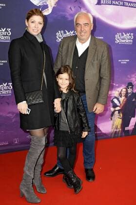Hans-Reiner Schröder mit Ehefrau Katarina und Tochter bei der Premiere des Kinofilms Vampirschwestern 3 - Reise nach Transsilvanien im Mathäser Filmpalast. München, 04.12.2016 Foto:xP.xSchönbergerx xFuturexImage