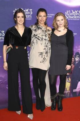 Laura Roge, Jana Pallaske und Marta Martin bei der Premiere des Kinofilms Vampirschwestern 3 - Reise nach Transsilvanien im Mathäser Filmpalast. München, 04.12.2016 Foto:xP.xSchönbergerx xFuturexImage