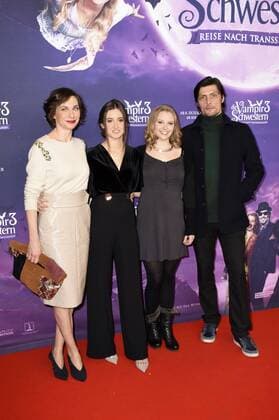 Christiane Paul, Laura Roge, Marta Martin und Stipe Erceg bei der Premiere des Kinofilms Vampirschwestern 3 - Reise nach Transsilvanien im Mathäser Filmpalast. München, 04.12.2016 Foto:xP.xSchönbergerx xFuturexImage