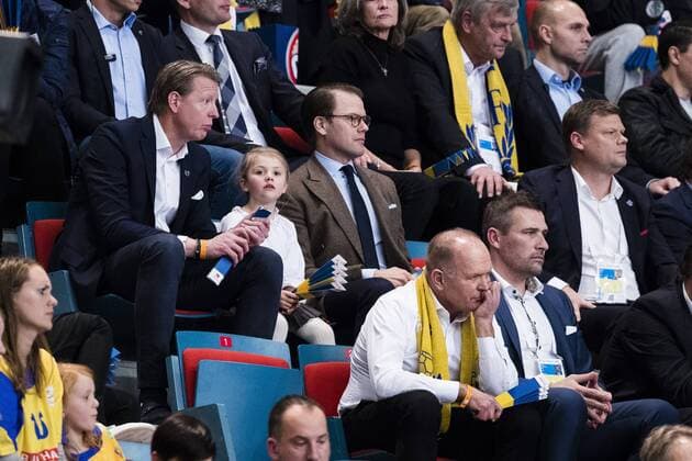Prinz Daniel mit Tochter Prinzessin Estelle am Rande eines Handballspiels der Damen EM in Stockholm, Schweden vs. Spanien.  Copyright: ANDREASxLxERIKSSON 26454696sp