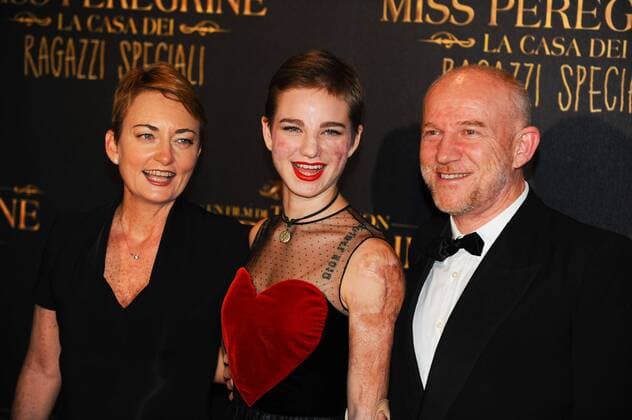 Die Insel der besonderen Kinder Filmpremiere in Rom Foto IPP CavalierexEmiliano Roma 05 12 2016 Roma. Red Carpet. Miss Peregrine. La casa dei ragazzi speciali -- Bebe Vio con i genitori  0