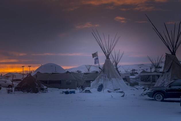 IMAGO Nature: Unsere Erde, Umweltverträgliche Herausforderungen, Fracking USA: Winter Arrivers at Standing Rock, Few Are Leaving Winter has arrived in Standing Rock at the Oceti Sakowin Camp in North Dakota, the day after the Army Corps of Engineers denied the easement needed to build the pipeline. Despite driving snow and 40-plus mile an hour wind a group of 700-plus veterans and water protectors marched toward the barricade on highway 1806.  MichaelxNigro