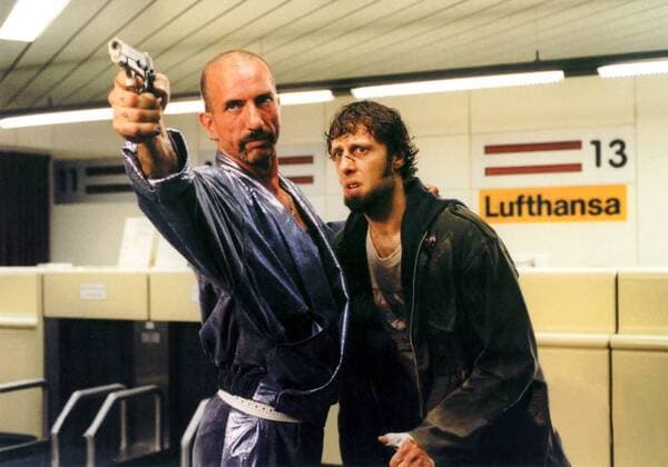 Bang Boom Bang - Ein todsicheres Ding, (BANG BOOM BANG) D 1999, Regie: Peter Thorwarth, RALF RICHTER, OLIVER KORITTKE, Key: Waffe, Revolver, Zielen, Lufthansa-Schalter, UnitedArchives00020357