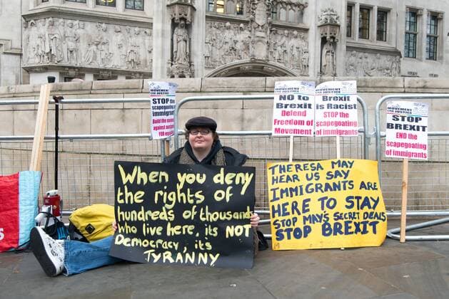 Bilder des Tages London: Brexit Trial at Supreme Court Anti-brexiters protest outside The Supreme Court in the second day of a four-day hearing. The government of Prime Minister Theresa May seek to overturn a ruling that it must obtain parliamentary approval before triggering Brexit.  AlbertoxPezzali